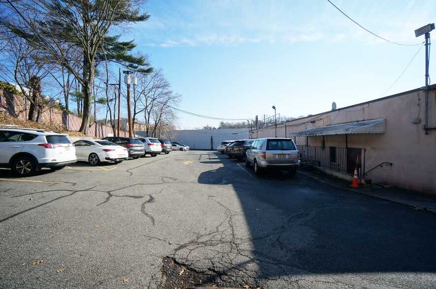 144-154 Bloomfield Ave, Verona, NJ for rent - Building Photo - Image 3 of 8