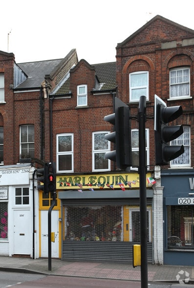 254 Lee High Rd, London to rent - Building Photo - Image 2 of 3