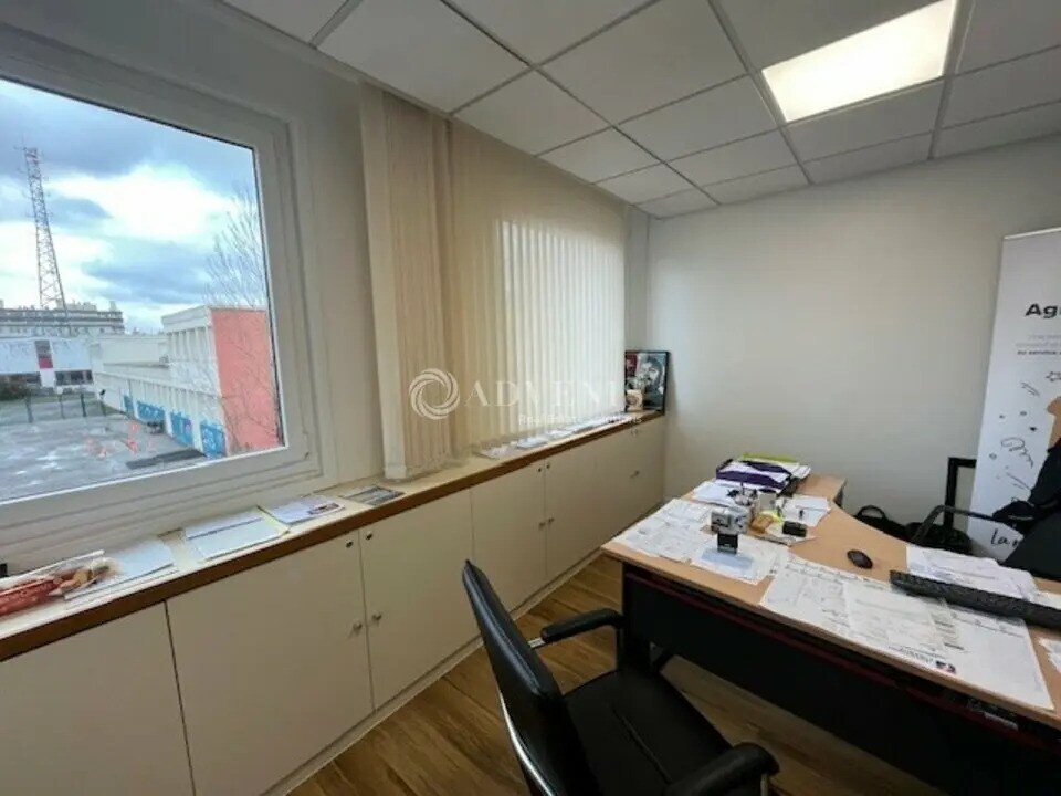 Office in Trappes to rent Building Photo- Image 1 of 9