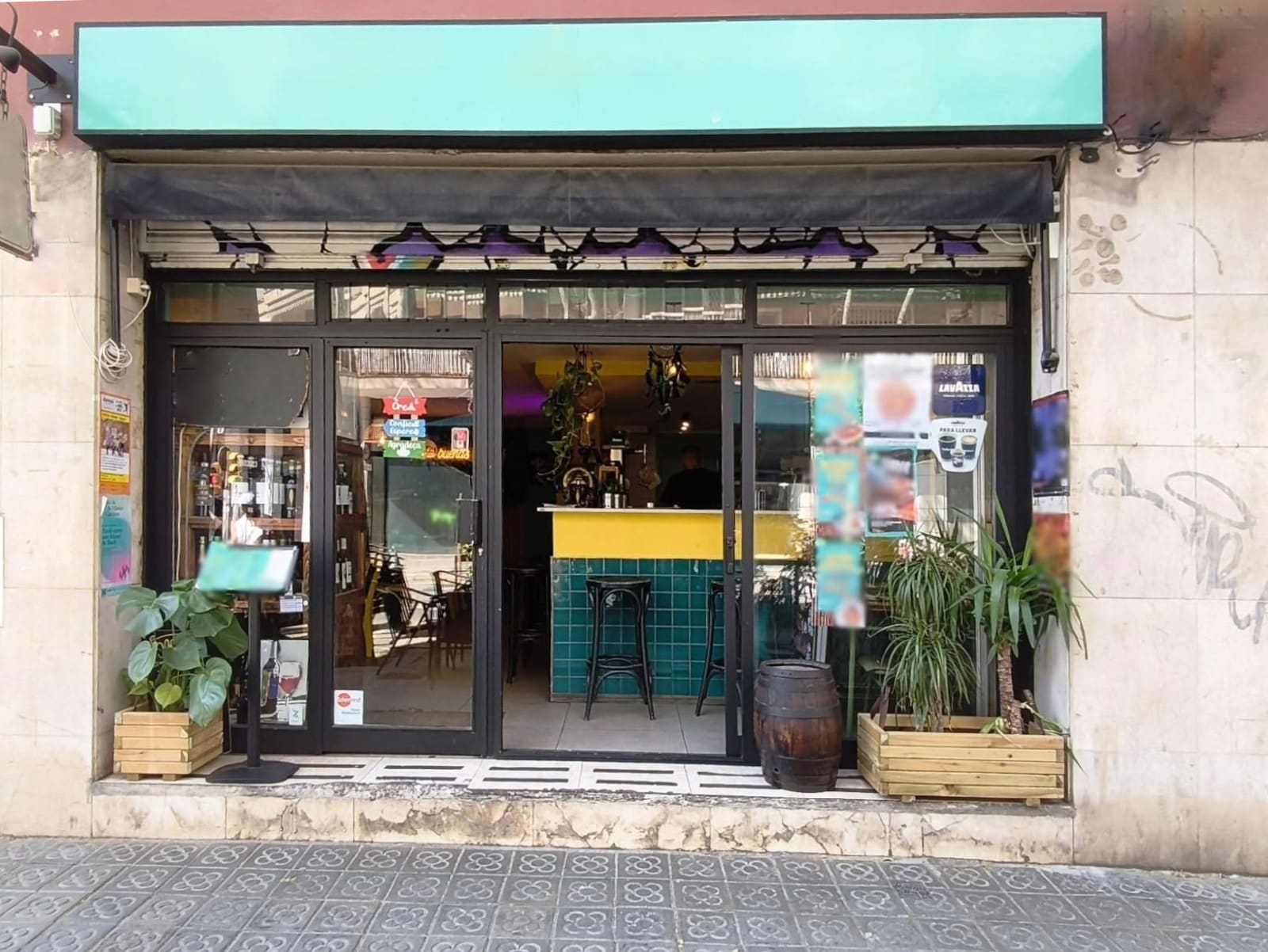 Retail in Barcelona, Barcelona to rent Primary Photo- Image 1 of 3