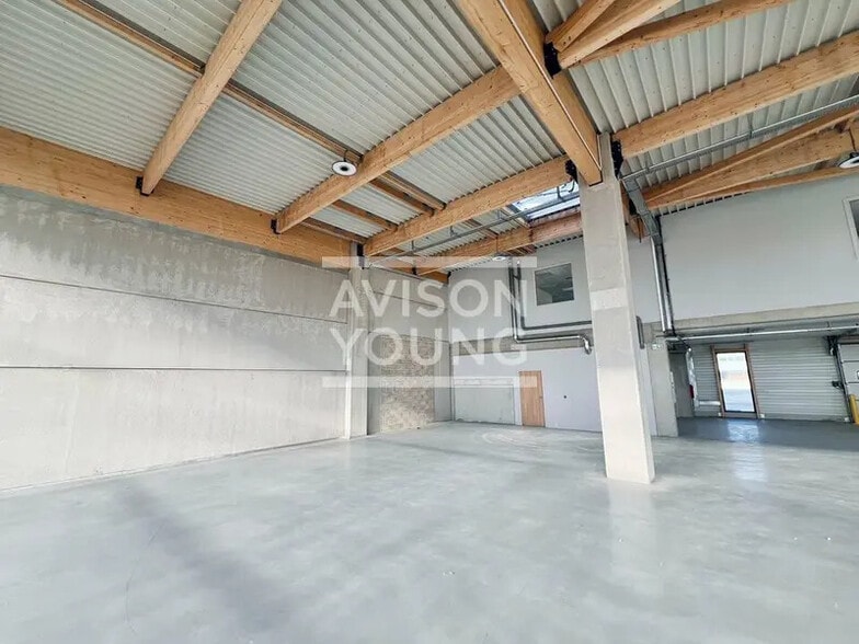 Light Industrial in to rent - Building Photo - Image 3 of 12
