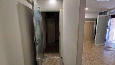 Retail in Barcelona, Barcelona to rent Interior Photo- Image 2 of 7