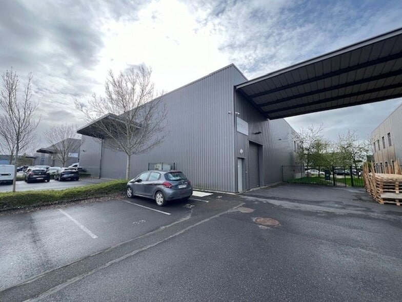 20 Rue Georges Méliès, Bois-d'Arcy to rent - Building Photo - Image 2 of 7