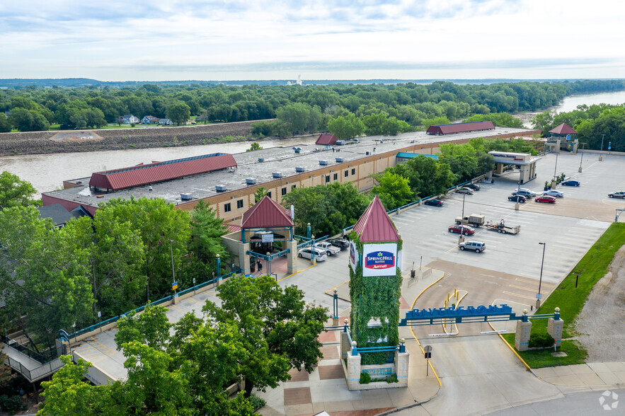 1 Riverfront Plz, Lawrence, KS for sale - Building Photo - Image 2 of 3