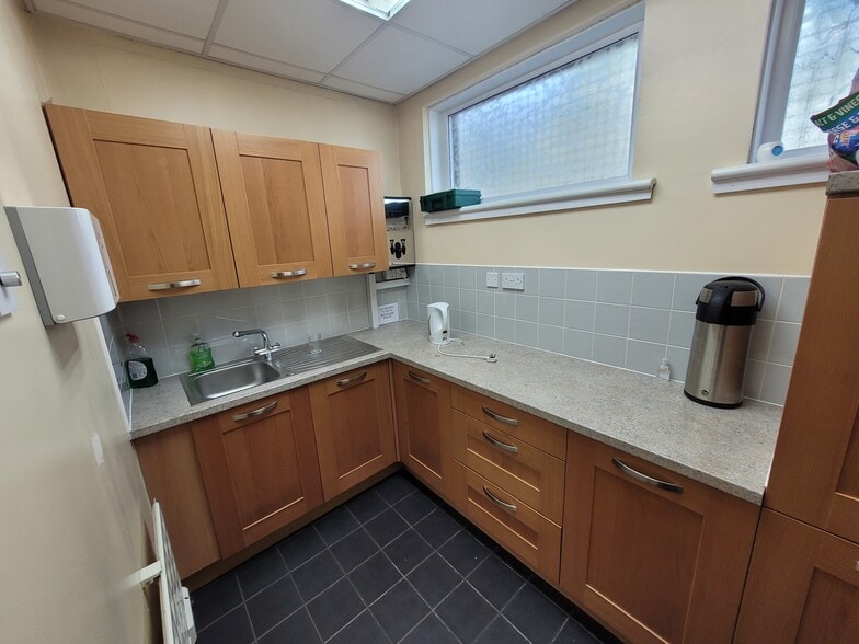 251 Auldhouse Rd, Glasgow to rent - Building Photo - Image 3 of 4