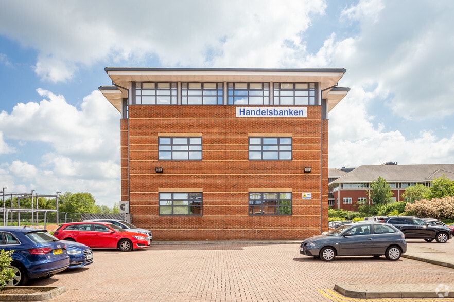 10 Waterside Way, Northampton to rent - Building Photo - Image 2 of 3