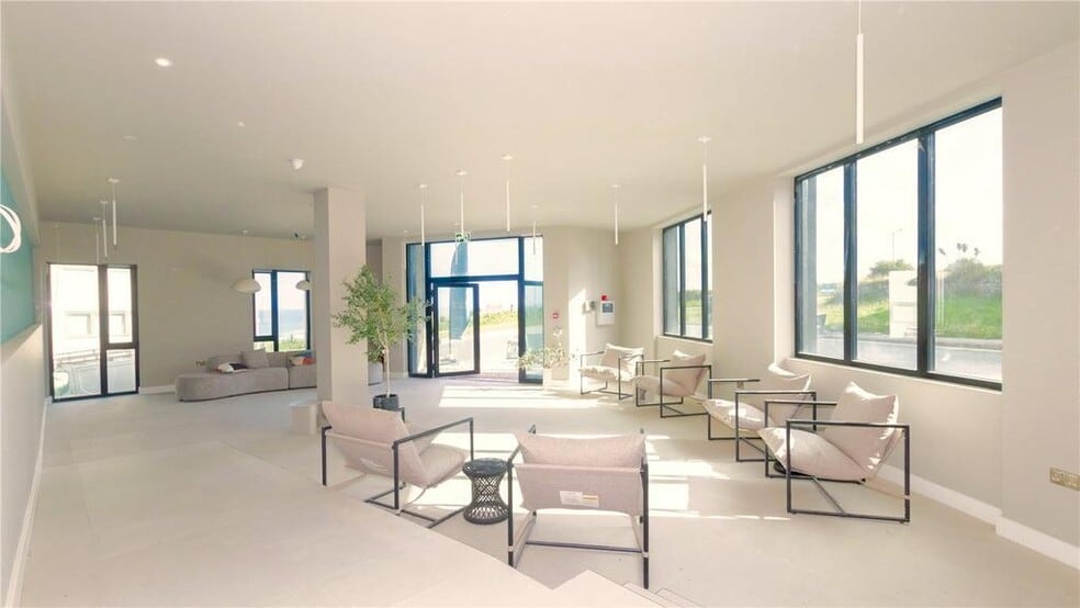 2 Pentire Ave, Newquay for sale - Building Photo - Image 3 of 8