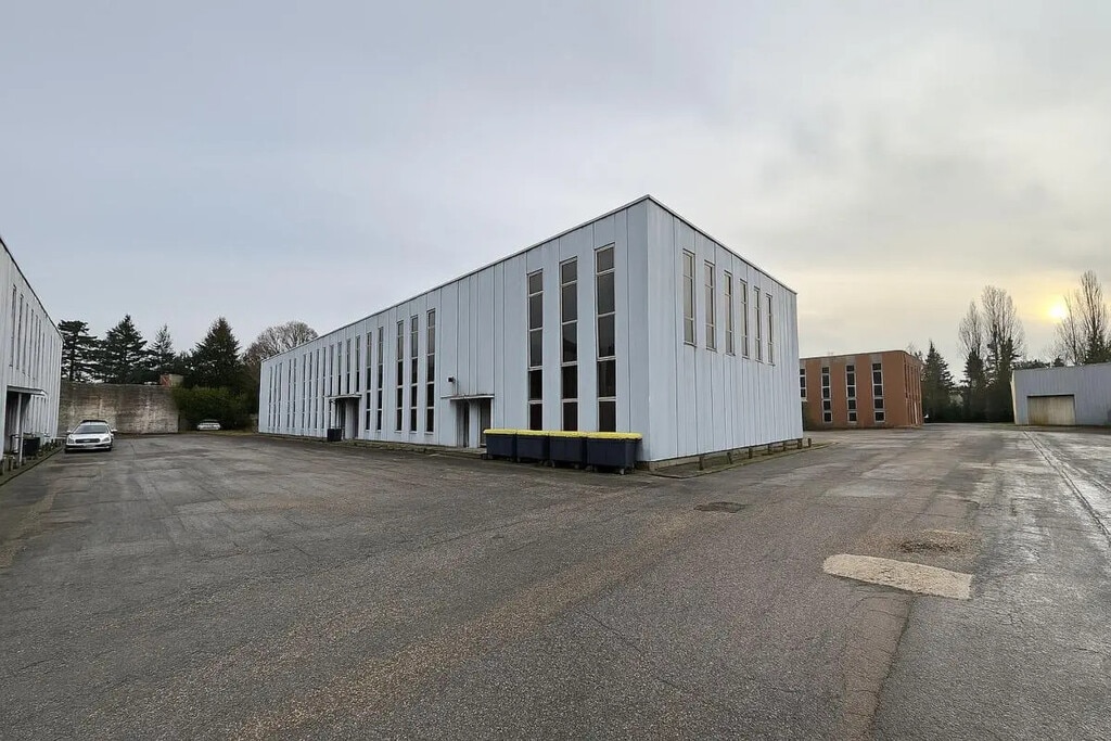 Vente Local d'activités 1 800 m² - Photo 1