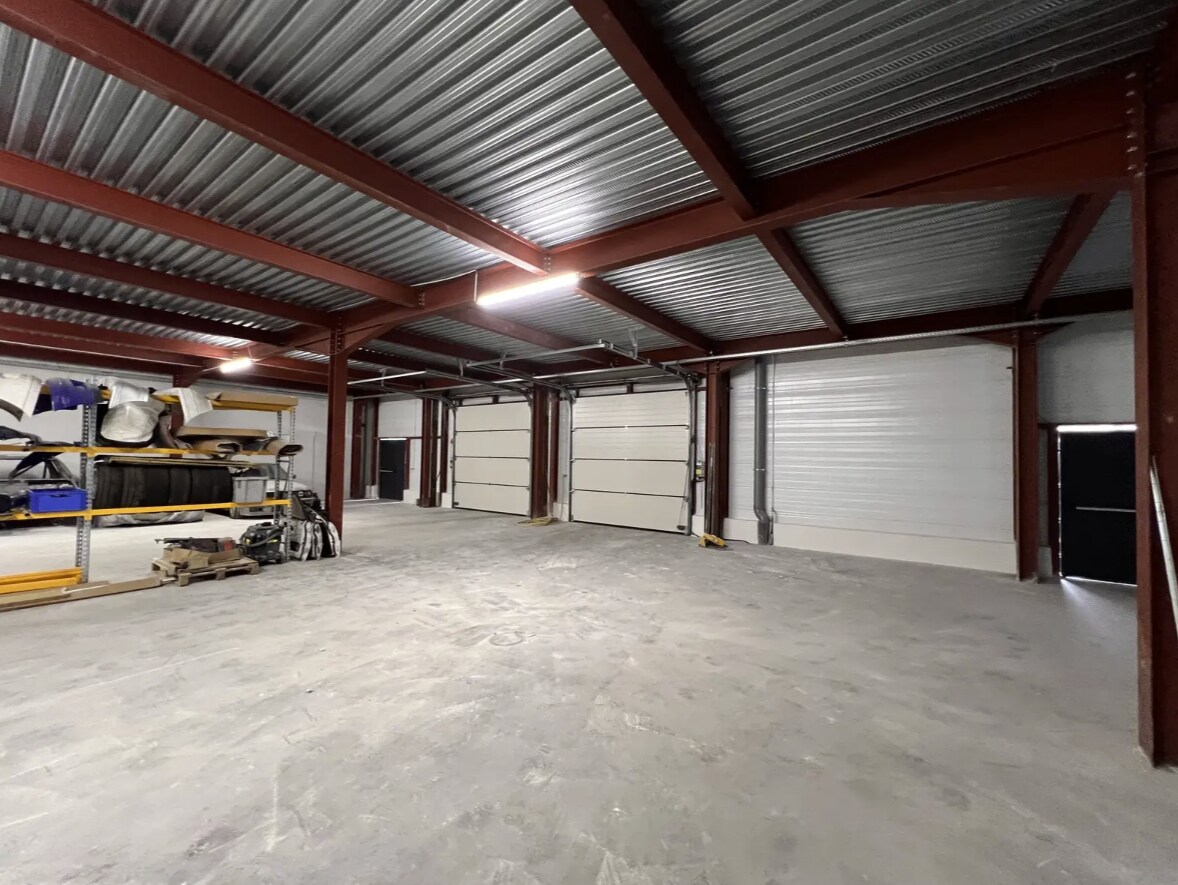 Light Industrial in Marseille to rent Interior Photo- Image 1 of 3