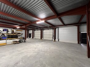 Light Industrial in Marseille to rent Interior Photo- Image 1 of 3