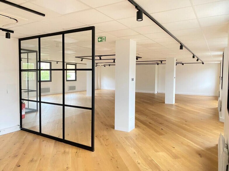 52 Rue D'Aguesseau, Boulogne-Billancourt to rent - Building Photo - Image 2 of 7