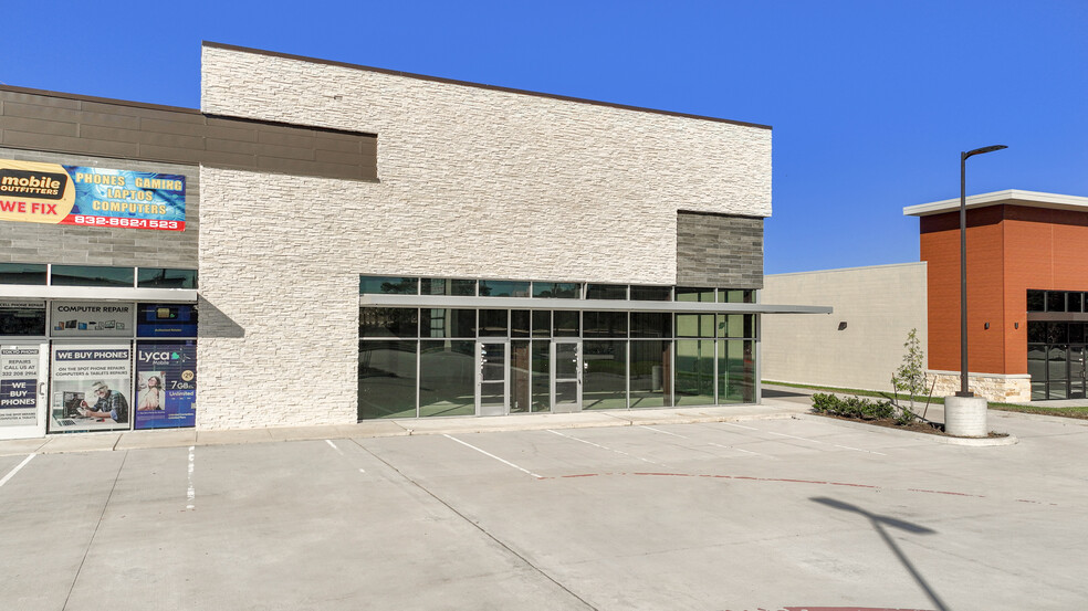 650 W Rankin Rd, Houston, TX for rent - Building Photo - Image 3 of 24