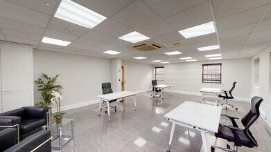 1 Waverley Ln, Farnham to rent Interior Photo- Image 2 of 4