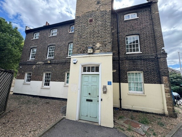 15 Thorne Close, London to rent - Building Photo - Image 2 of 5