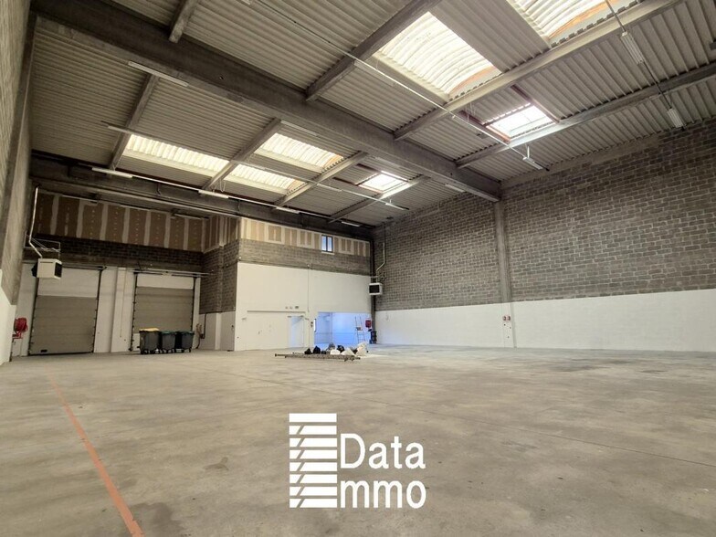Light Industrial in Lieusaint to rent - Building Photo - Image 2 of 7