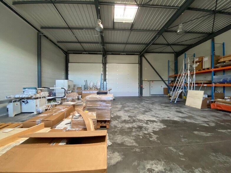 Light Industrial in Vourles to rent - Interior Photo - Image 3 of 8