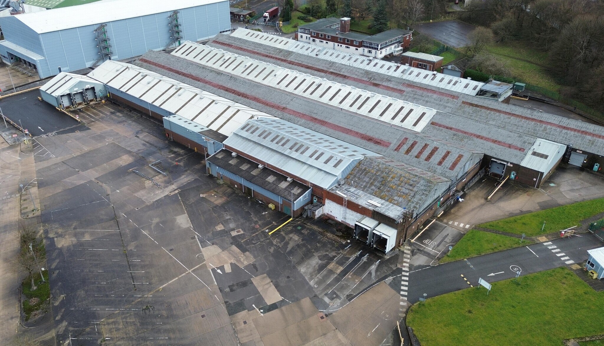 5 Woolley Bridge Rd, Glossop to rent Building Photo- Image 1 of 3