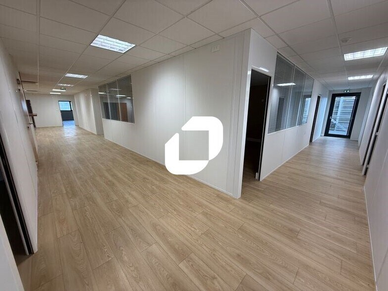 Avenue Satolas Green, Pusignan to rent - Interior Photo - Image 2 of 8