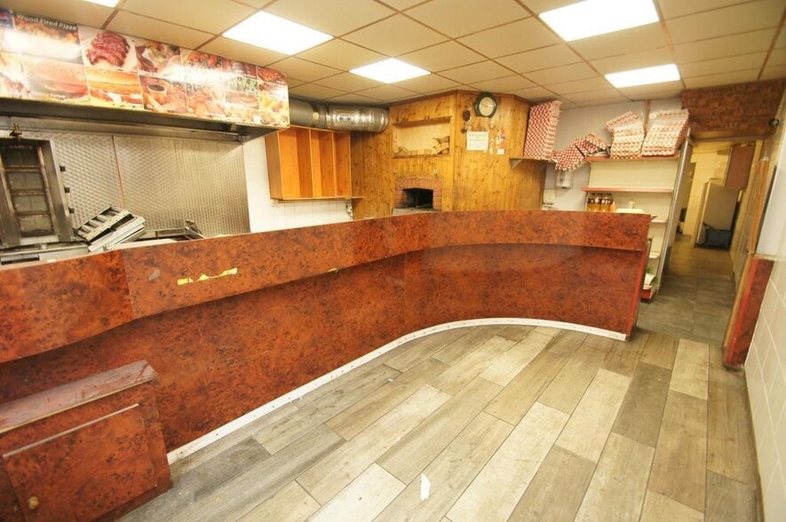 20 Whitby Rd, Ellesmere Port to rent - Building Photo - Image 2 of 12