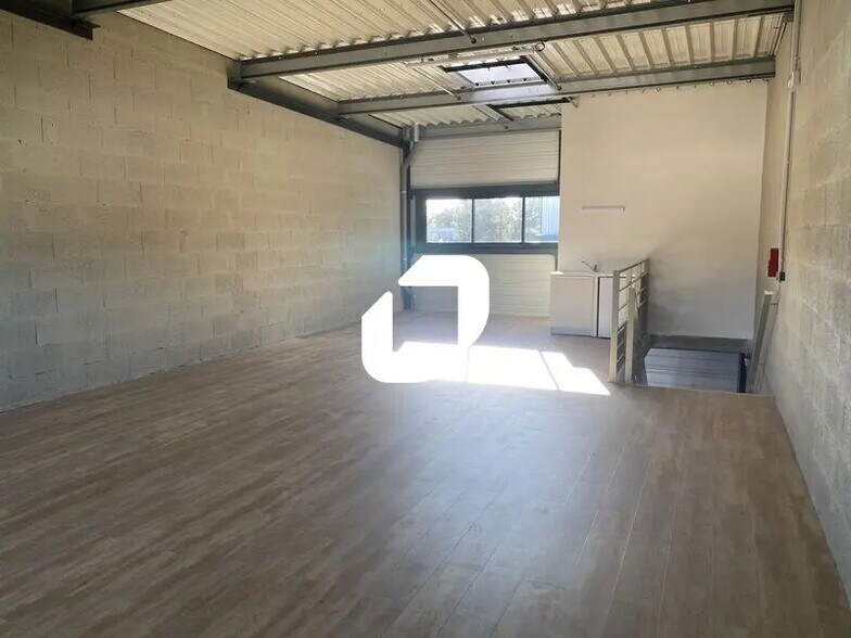 Light Industrial in Gradignan to rent - Interior Photo - Image 2 of 3