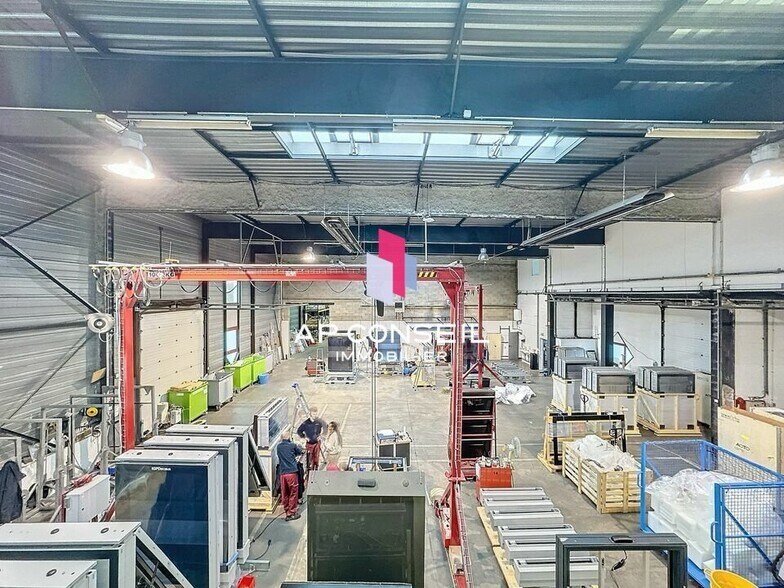 Light Industrial in Élancourt to rent - Building Photo - Image 2 of 12