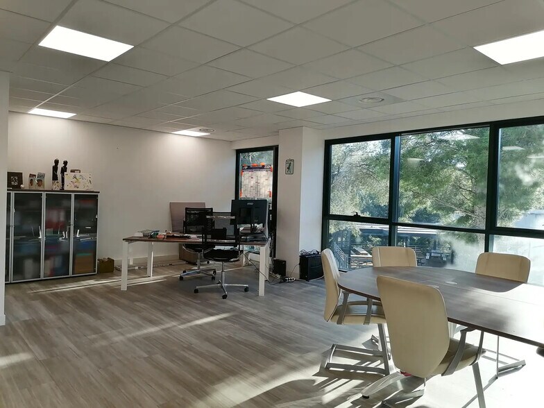 Avenue Des Genévriers, La Ciotat to rent - Interior Photo - Image 3 of 9
