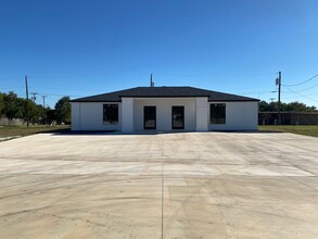 381 Mill Creek Dr, Salado, TX for rent Building Photo- Image 2 of 24