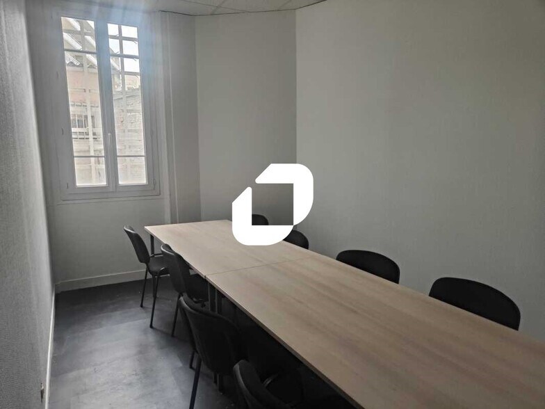 Office in Clichy to rent - Interior Photo - Image 2 of 6