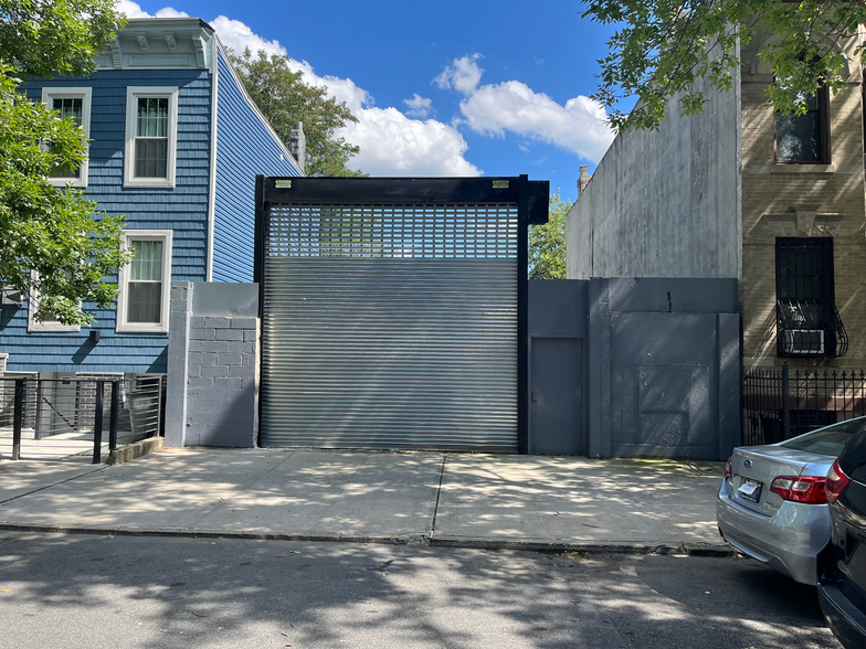 194 Moffat St, Brooklyn, NY for rent - Building Photo - Image 1 of 4