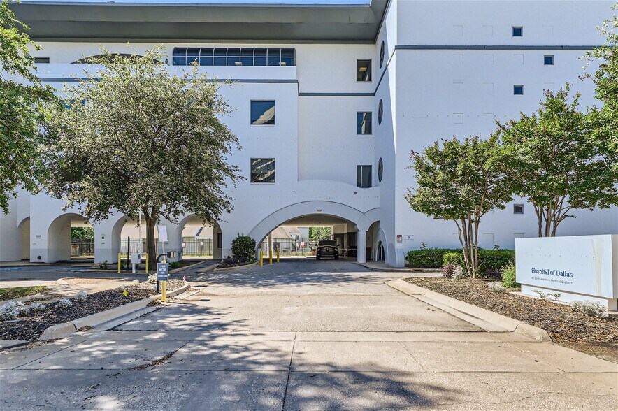 1950 Record Crossing Rd, Dallas, TX for rent - Building Photo - Image 3 of 10