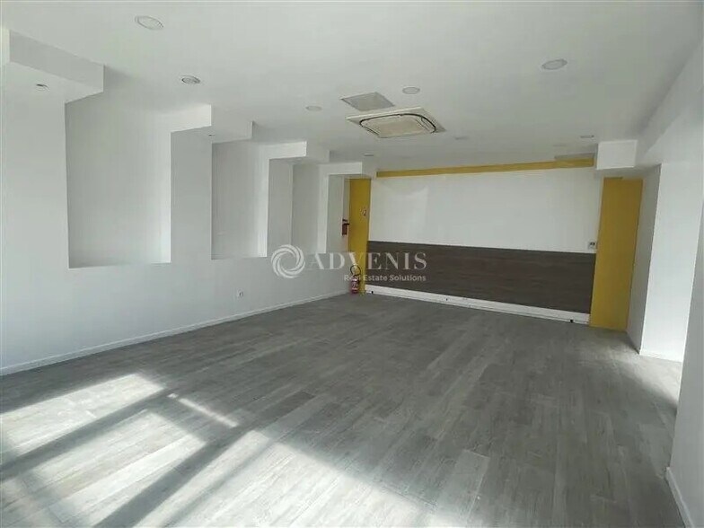 Retail in Tremblay-en-France to rent - Building Photo - Image 1 of 8