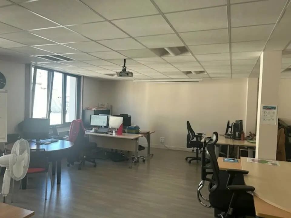 Location Bureaux 270 m² - Photo 1