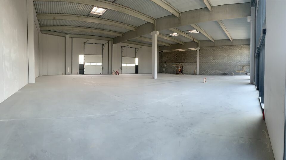 Retail in Saint-Quentin-Fallavier to rent - Building Photo - Image 3 of 6