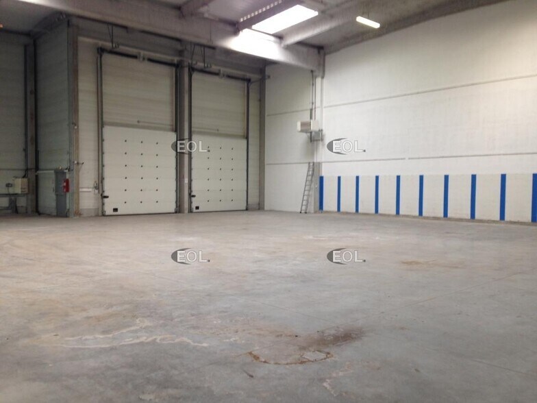 Light Industrial in Noisy-le-Sec to rent - Interior Photo - Image 1 of 1
