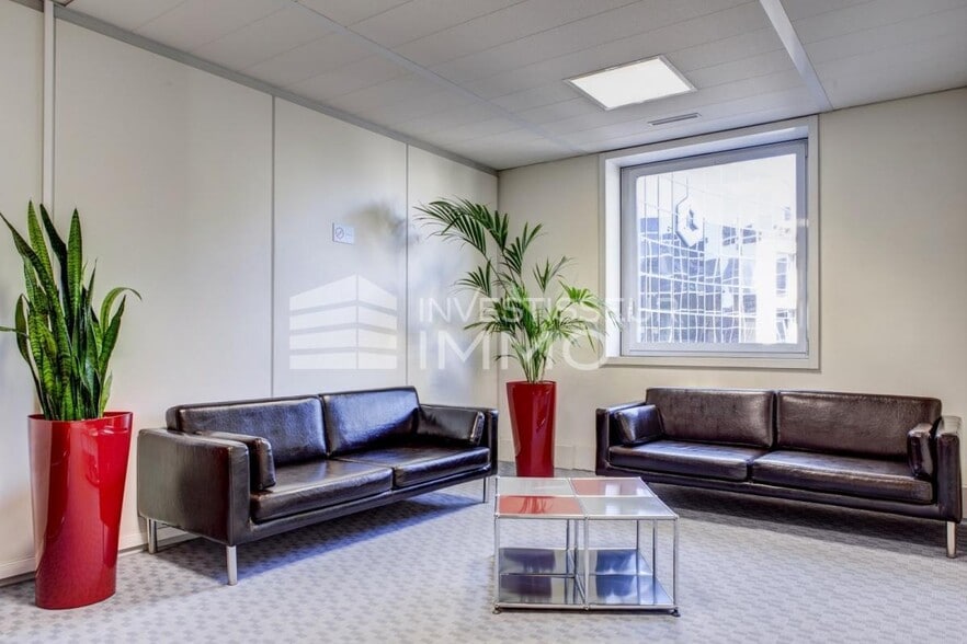 Office in Courbevoie La Defense to rent - Building Photo - Image 2 of 6