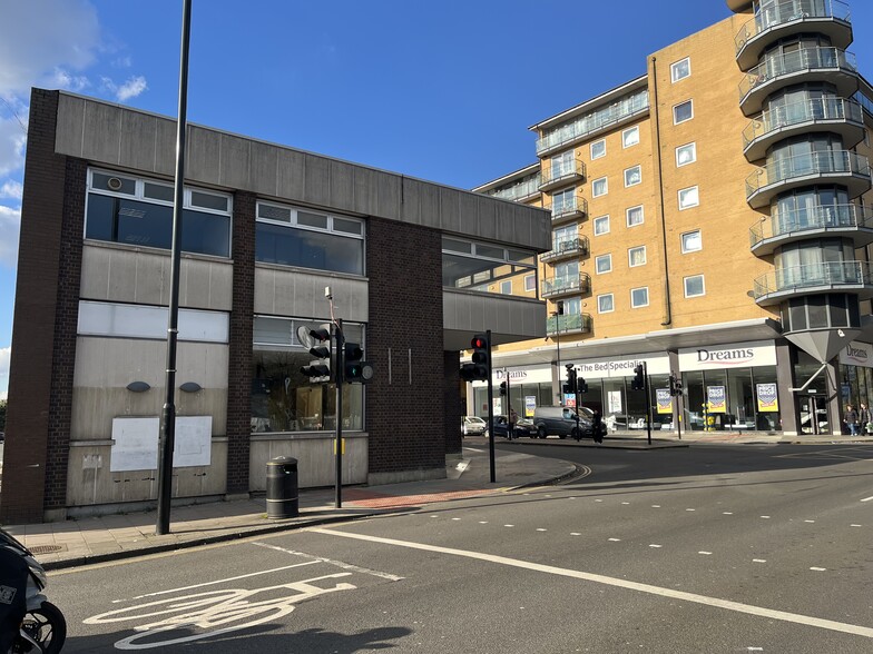 72-74 High St, Feltham to rent - Building Photo - Image 3 of 5