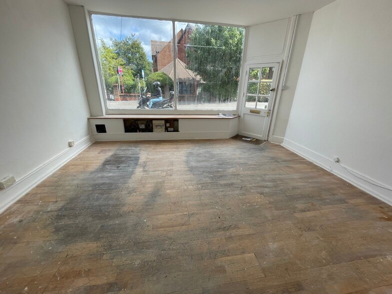 4 Kings Rd, Fleet to rent - Building Photo - Image 2 of 3