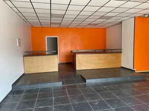 Retail in Moissy-Cramayel to rent Interior Photo- Image 2 of 3