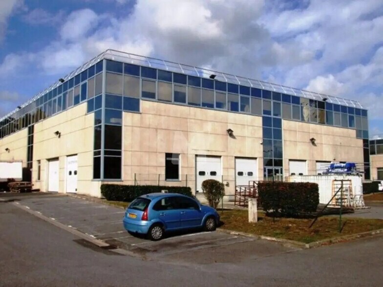 Office in Chilly-Mazarin to rent - Building Photo - Image 2 of 7