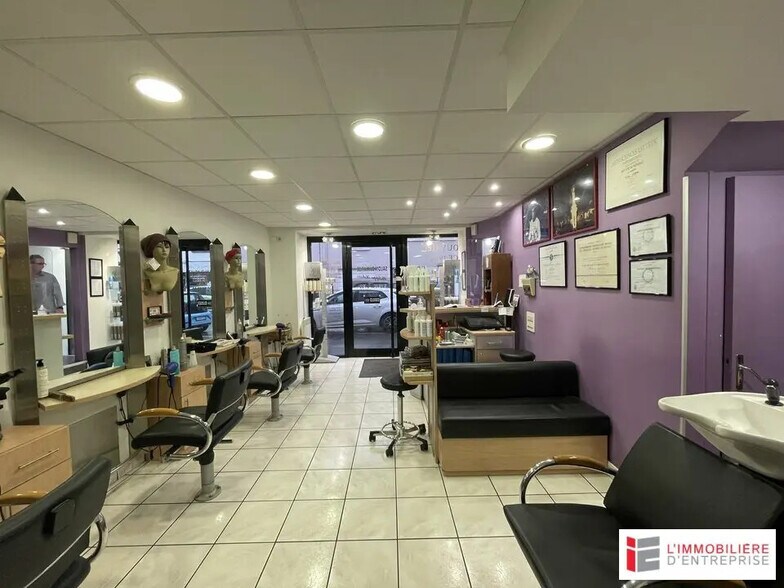 Retail in Lorient for sale - Primary Photo - Image 1 of 4