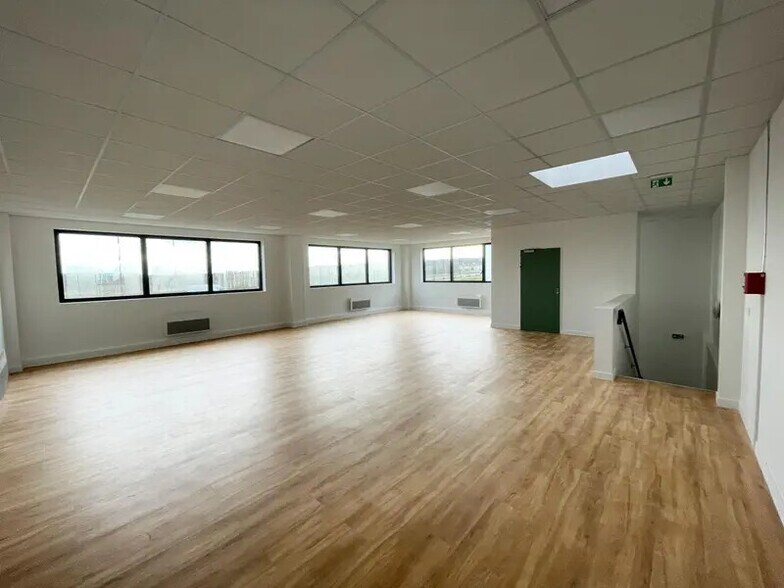 Light Industrial in Marignane for sale - Building Photo - Image 3 of 6