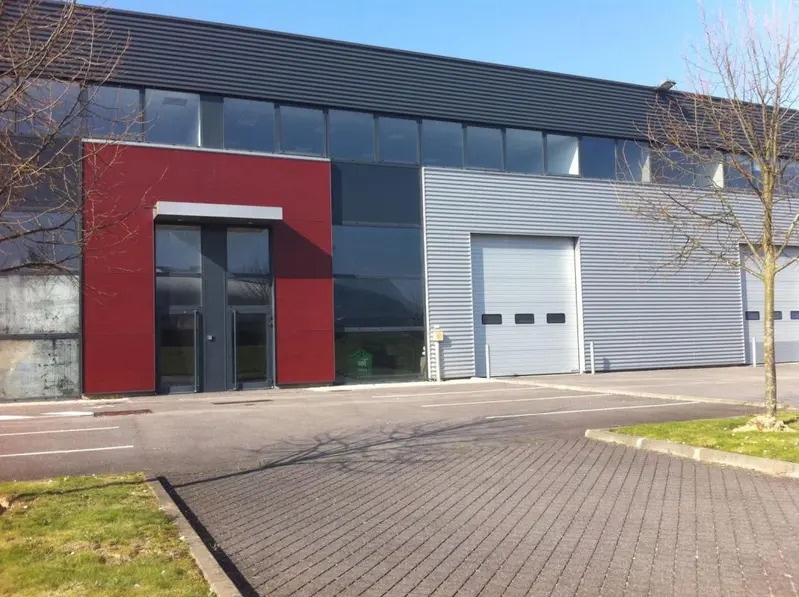 Light Industrial in Élancourt to rent Building Photo- Image 1 of 5
