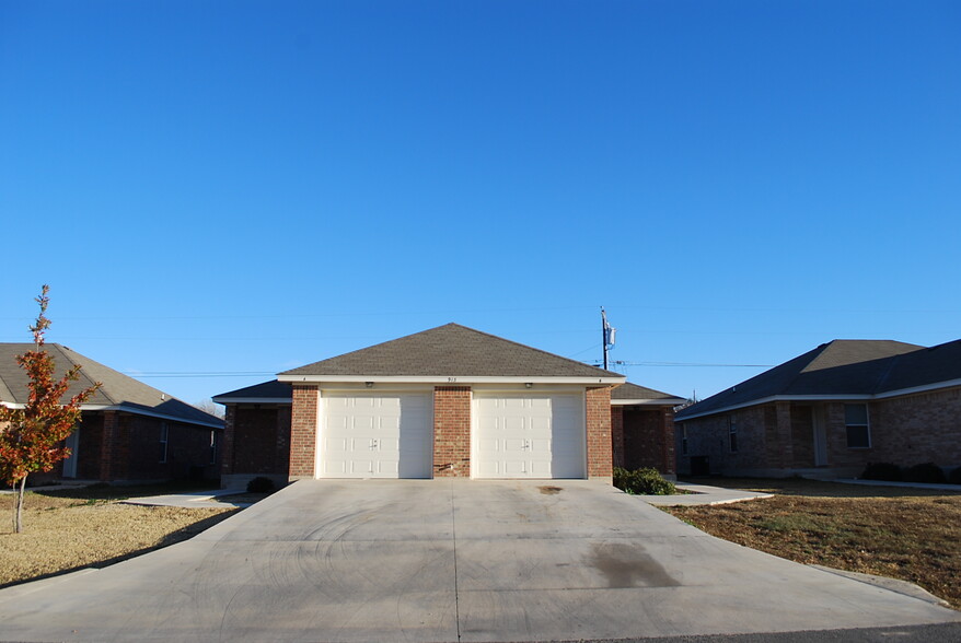 Central Texas Duplex Portfolio portfolio of 46 properties for sale on LoopNet.co.uk - Building Photo - Image 2 of 15