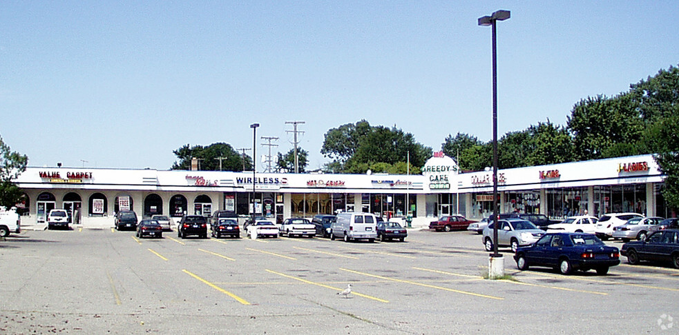 1539-1635 E 8 Mile Rd, Hazel Park, MI for sale - Building Photo - Image 1 of 1