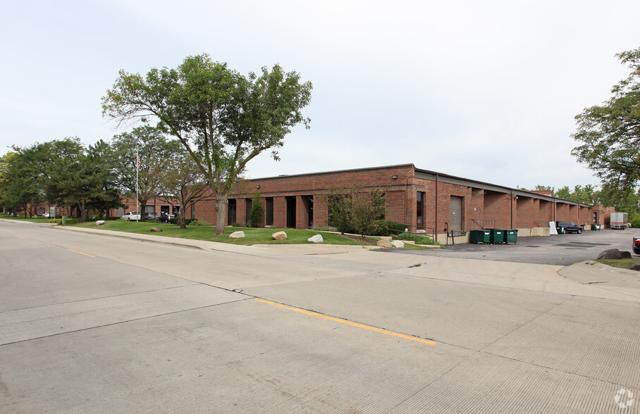 3300-3398 Commercial Ave, Northbrook, IL for rent - Primary Photo - Image 1 of 4