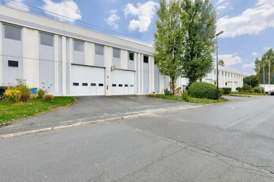 Light Industrial in Lisses to rent - Building Photo - Image 3 of 8