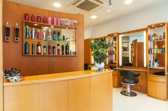 Retail in Sant Just Desvern, Barcelona to rent Interior Photo- Image 2 of 19