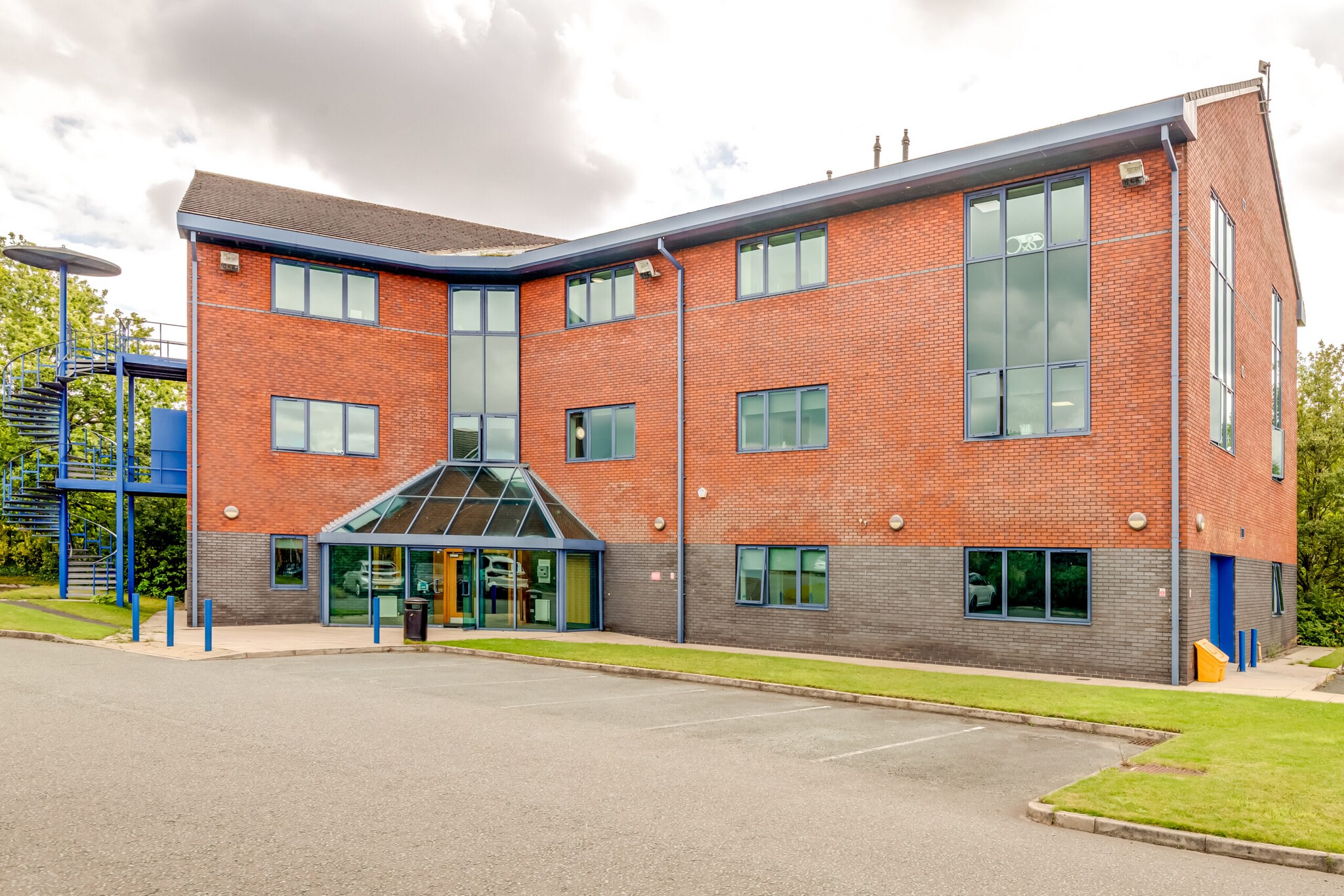 1 Pavilion Sq, Bolton to rent Building Photo- Image 1 of 8