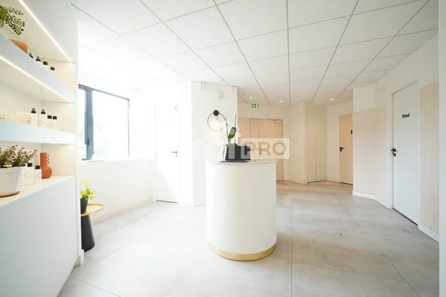 13 Avenue Victor Hugo, Tassin-la-Demi-Lune for sale - Interior Photo - Image 3 of 9
