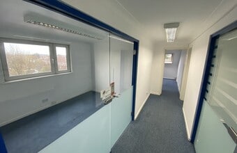 River Front, Enfield to rent Interior Photo- Image 2 of 4